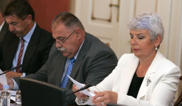 Zagreb, 240810.
U Banskim dvorima odrzana je sjednica Vlade pod predsjedanjem premijerke Jadranke Kosor.
Na slici: Darko Milinovic popredsjednikVlade i ministar zdravstva, Ivan Suker potpredsjednik Vlade i ministar financija, Jadranka Kosor predsjednica V