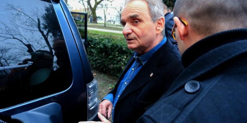 Osijek – Branimir Glavas uhicen i odveden u pratnji djelatnika policije prema Zagrebu u istrazni zatvor. Photo: Davor Javorovic/PIXSELL Osijek – Branimir Glavas uhicen i odveden u pratnji djelatnika policije prema Zagrebu u istrazni zatvor. Photo: Davor Javorovic/PIXSELL