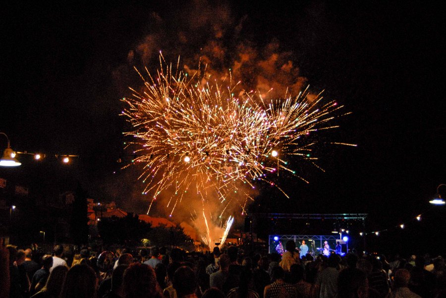 Tunuara 2016 – defile ribarica, spremanje brudeta, demonstracija ribarske vještine i koncert Zorica Kondža. Foto: TZ općine Kali/Adam Vidas Tunuara 2016 – defile ribarica, spremanje brudeta, demonstracija ribarske vještine i koncert Zorica Kondža. Foto: TZ općine Kali/Adam Vidas
