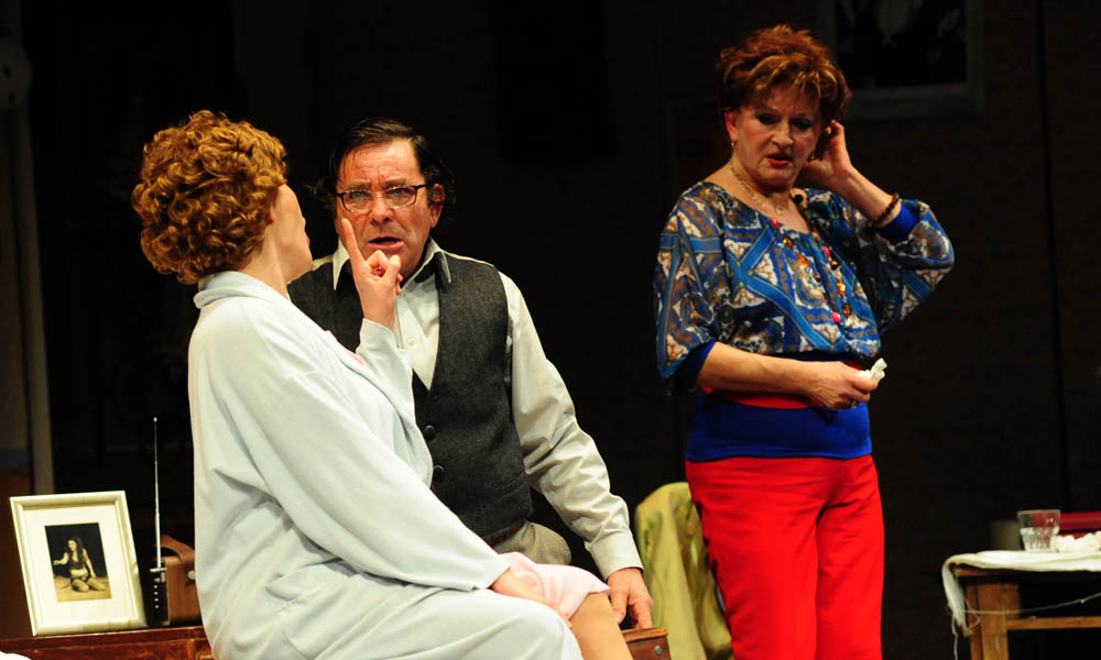 Zadar, 18.02.2013. snimio: Nenad Marčev
premijera HNK Zadar
Nikolaj Koljada: KOKOŠ, komedija
redatelj: Dražen Ferenčina
Igraju: Jasna Ančić, Tamara Šoletić, Žana Bumber,
Ivica Jončić, Mirko Šatalić,
Vinko Radovčič, Mimi Zadarski, Anto Zadar, 18.02.2013. snimio: Nenad Marčev
premijera HNK Zadar
Nikolaj Koljada: KOKOŠ, komedija
redatelj: Dražen Ferenčina
Igraju: Jasna Ančić, Tamara Šoletić, Žana Bumber,
Ivica Jončić, Mirko Šatalić,
Vinko Radovčič, Mimi Zadarski, Anto