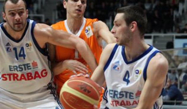 Dvorana Kresimira Cosica, Zadar – NLB liga, 25. kolo, KK Zadar – KK Hemofarm Stada. Marko Car iz Zadra protiv Marka Sutala iz Hemofarma. Photo: Zeljko Mrsic/PIXSELL