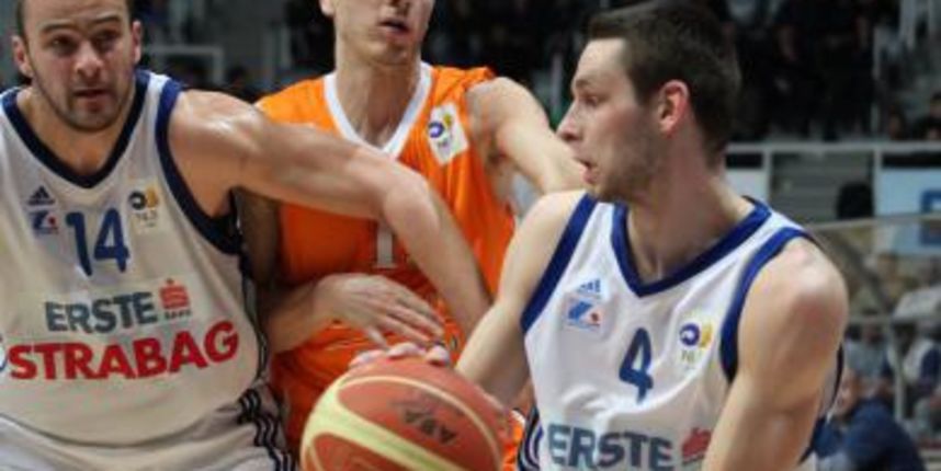 Dvorana Kresimira Cosica, Zadar – NLB liga, 25. kolo, KK Zadar – KK Hemofarm Stada. Marko Car iz Zadra protiv Marka Sutala iz Hemofarma. Photo: Zeljko Mrsic/PIXSELL Dvorana Kresimira Cosica, Zadar – NLB liga, 25. kolo, KK Zadar – KK Hemofarm Stada. Marko Car iz Zadra protiv Marka Sutala iz Hemofarma. Photo: Zeljko Mrsic/PIXSELL
