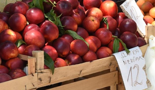 Cijene na gradskoj trznici. Kilogram limuna 20 kn. Photo: Dino Stanin/PIXSELL