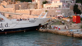 Jablanac, 170811.
U pomorskoj havariji trajekt Rapske plovidbe “Barbat” oko 18 sati, prilikom pristajanja u luku Jablanac ostao je bez pogona i udario u rivu koja je ujedno i mjesna plaza. Ozlijedjeno je sedam osoba. Ocevid je u tijeku.
Foto: Goran Novotn