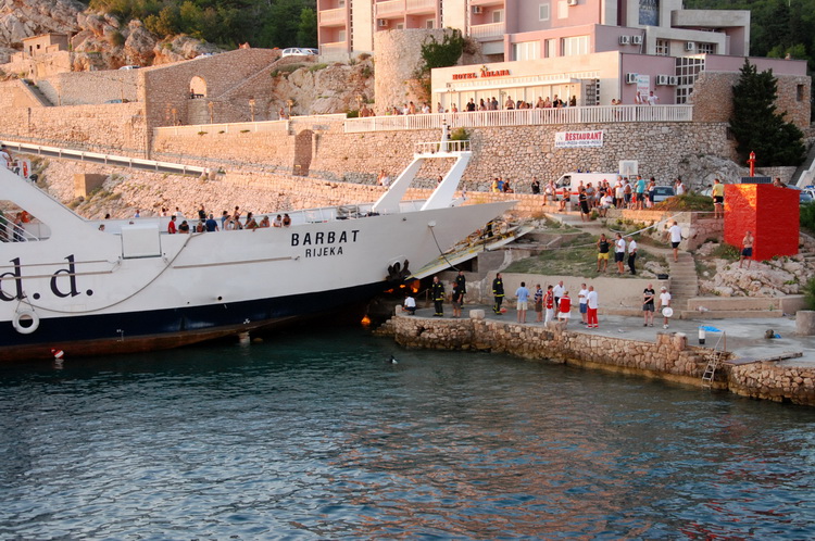 Jablanac, 170811.
U pomorskoj havariji trajekt Rapske plovidbe “Barbat” oko 18 sati, prilikom pristajanja u luku Jablanac ostao je bez pogona i udario u rivu koja je ujedno i mjesna plaza. Ozlijedjeno je sedam osoba. Ocevid je u tijeku.
Foto: Goran Novotn