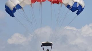 zadar – Povodom Dana zupanije na rivi je odrzan dio najavljenog aero mitinga. Padobranci Aerokluba Zadar izveli su skokove na Pozdravu suncu, dok je dio letackog programa oruzanih snaga otkazan. Photo: Dino Stanin/PIXSELL