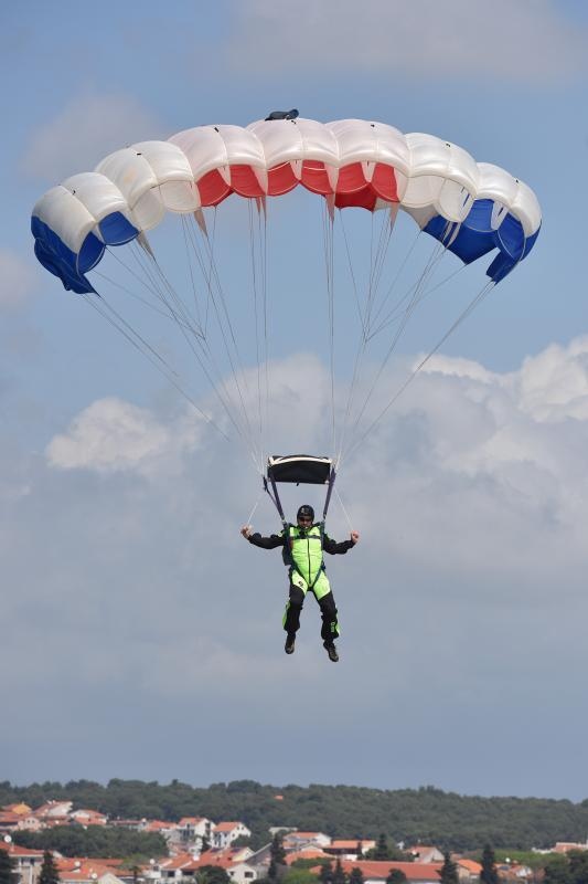zadar – Povodom Dana zupanije na rivi je odrzan dio najavljenog aero mitinga. Padobranci Aerokluba Zadar izveli su skokove na Pozdravu suncu, dok je dio letackog programa oruzanih snaga otkazan. Photo: Dino Stanin/PIXSELL