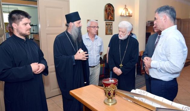 Predsjednik Srpskog narodnog vijeca Milorad Pupovac i mitropolit zagrebacko-ljubljanski Porfirije posjetili su sisackog paroha Veselina Ristica kome su nepoznati provalnic provalili u crkvu sv. Petke i kucu.