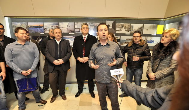 Split, 010113.
Docek Nove 2013. godine. 
Na punim gradskim trgovima i ulicama uz mnostvo glazbe i veselja slavio se do dugo u noc ispracaj Stare 2012. i docek Nove 2013. godine.
Na fotografiji otvaranje Novogodisnje izlozbe udruge Cro meteo u Fotoklubu Sp