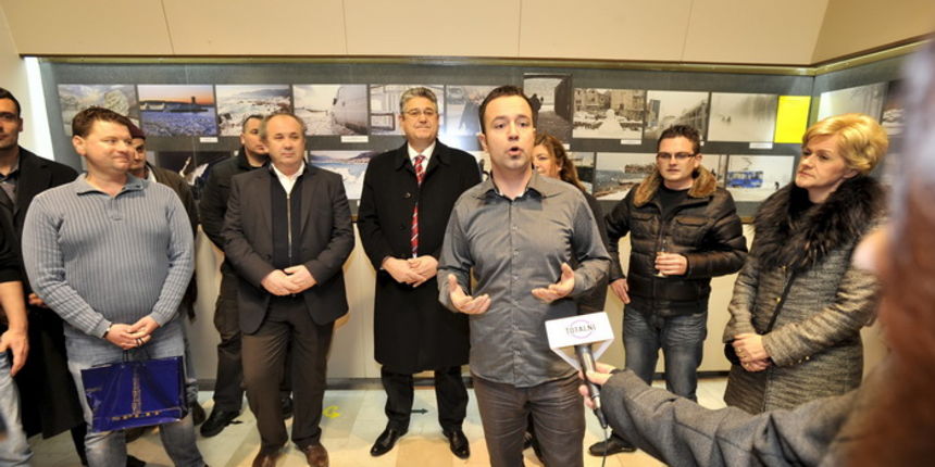 Split, 010113.
Docek Nove 2013. godine. 
Na punim gradskim trgovima i ulicama uz mnostvo glazbe i veselja slavio se do dugo u noc ispracaj Stare 2012. i docek Nove 2013. godine.
Na fotografiji otvaranje Novogodisnje izlozbe udruge Cro meteo u Fotoklubu Sp