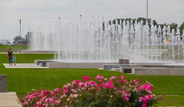 Zagreb: Novouređene fontane u Ulici Hrvatske bratske zajednice puštene u rad