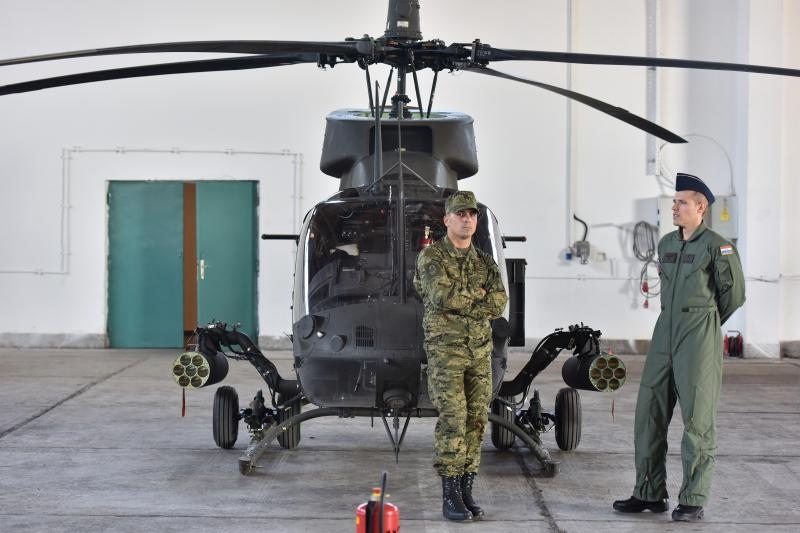 Predsjednica Grabar-Kitarović na predstavljanju novih helikoptera Kiowa Warriors u 93. Zrakoplovnoj bazi u Zemuniku. Photo: Dino Stanin/PIXSELL Predsjednica Grabar-Kitarović na predstavljanju novih helikoptera Kiowa Warriors u 93. Zrakoplovnoj bazi u Zemuniku. Photo: Dino Stanin/PIXSELL