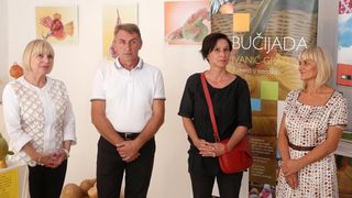 Otvorenje izlozbe Pumpkintown kojom je najavljena 11. Bucijade. Akademska slikarica Ivana Ozetski, prikupljajuci suhe buce najrazlicitijih oblika, stvorila je razne likove – puzeve, zmajeve, ribe, vrapce, labudove, ali i kuhare, fiskale, kraljeve, kraljic Otvorenje izlozbe Pumpkintown kojom je najavljena 11. Bucijade. Akademska slikarica Ivana Ozetski, prikupljajuci suhe buce najrazlicitijih oblika, stvorila je razne likove – puzeve, zmajeve, ribe, vrapce, labudove, ali i kuhare, fiskale, kraljeve, kraljic