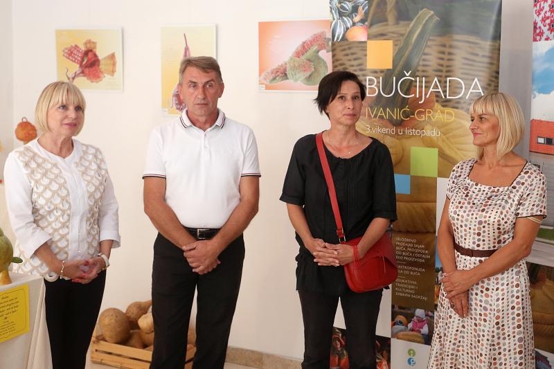 Otvorenje izlozbe Pumpkintown kojom je najavljena 11. Bucijade. Akademska slikarica Ivana Ozetski, prikupljajuci suhe buce najrazlicitijih oblika, stvorila je razne likove – puzeve, zmajeve, ribe, vrapce, labudove, ali i kuhare, fiskale, kraljeve, kraljic Otvorenje izlozbe Pumpkintown kojom je najavljena 11. Bucijade. Akademska slikarica Ivana Ozetski, prikupljajuci suhe buce najrazlicitijih oblika, stvorila je razne likove – puzeve, zmajeve, ribe, vrapce, labudove, ali i kuhare, fiskale, kraljeve, kraljic