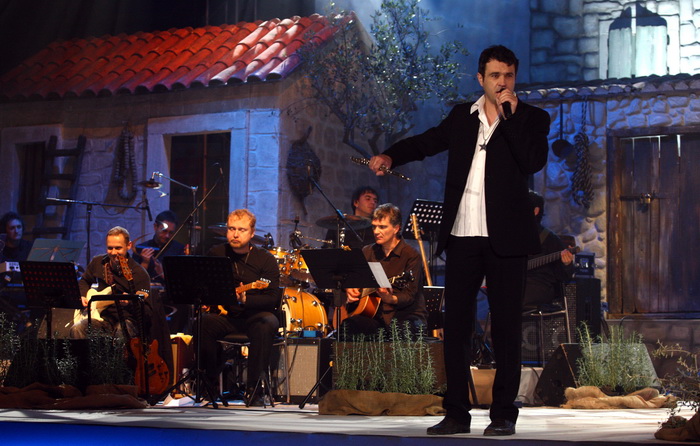 Zadar, 121110.
Dvorana Kresimira Cosica.Festival zabavne glazbe Zadar2010.Prva vecer.
Na fotografiji : Alen Vitasovic.
Foto : Vladimir Ivanov / Cropix Zadar, 121110.
Dvorana Kresimira Cosica.Festival zabavne glazbe Zadar2010.Prva vecer.
Na fotografiji : Alen Vitasovic.
Foto : Vladimir Ivanov / Cropix