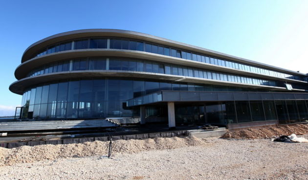 Zadar, 080210.
Tvrtka Falkenstainer u kompleksu Punta Skala izmedju ostalih i gradi hotel Iadera sa 210 soba. To je prvi hotel na zadarskom podrucju sa 5 zvjezdica. Hotel ce biti zavrsen za nekoliko mjeseci.
Foto: Vladimir Ivanov / CROPIX