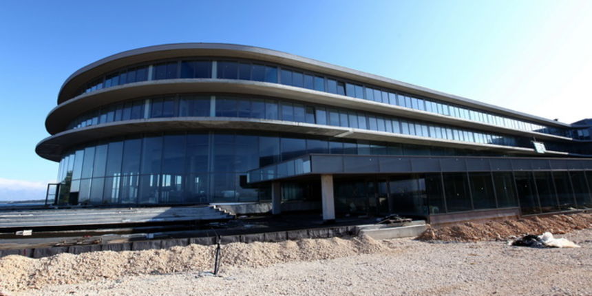 Zadar, 080210.
Tvrtka Falkenstainer u kompleksu Punta Skala izmedju ostalih i gradi hotel Iadera sa 210 soba. To je prvi hotel na zadarskom podrucju sa 5 zvjezdica. Hotel ce biti zavrsen za nekoliko mjeseci.
Foto: Vladimir Ivanov / CROPIX Zadar, 080210.
Tvrtka Falkenstainer u kompleksu Punta Skala izmedju ostalih i gradi hotel Iadera sa 210 soba. To je prvi hotel na zadarskom podrucju sa 5 zvjezdica. Hotel ce biti zavrsen za nekoliko mjeseci.
Foto: Vladimir Ivanov / CROPIX