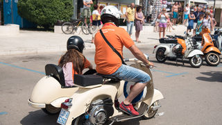 Spektakularni defile vespaša, foto: Vinko Pešić Spektakularni defile vespaša, foto: Vinko Pešić