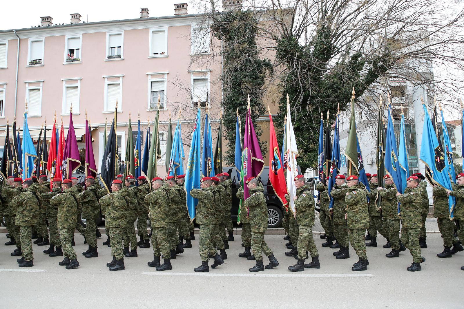 Mimohod pripadnika OSRH i MUP-a s ratnim zastavama povodom 30. obljetnice VRO Maslenica Mimohod pripadnika OSRH i MUP-a s ratnim zastavama povodom 30. obljetnice VRO Maslenica