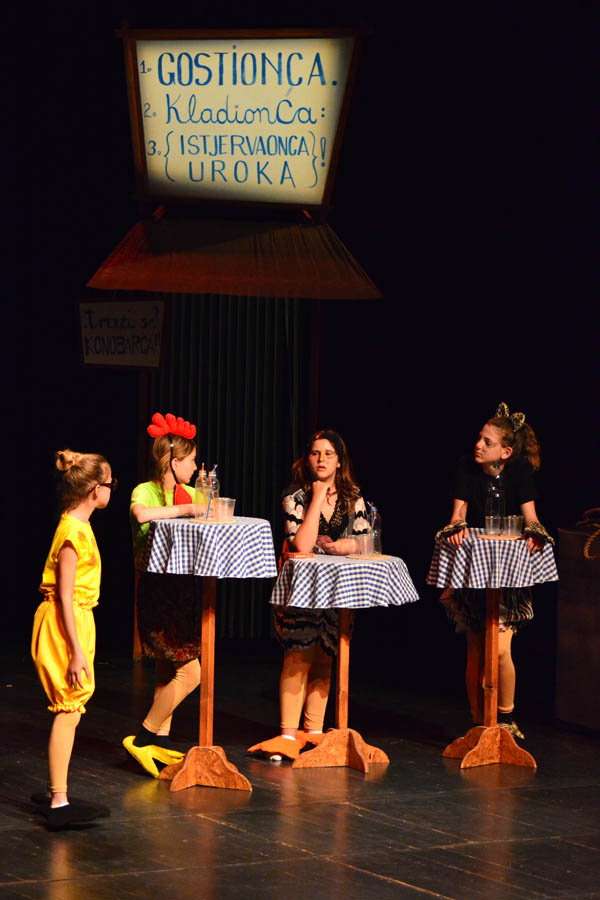 Premijera predstave Ružno pače u izvedbi radionice Donatolina