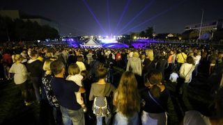 Zagrebacki gradonacelnik Milan Bandic svecano je otvorio zagrebacke fontane. U glazbenom dijelu programa nastupili su Prljavo kazaliste, Ivana Kindl, te orkestar i solisti Kazalista Komedija pod ravnanjem Kresimira Batinica: Renata Sabljak, Sandra Bagaric