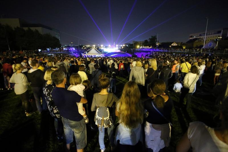 Zagrebacki gradonacelnik Milan Bandic svecano je otvorio zagrebacke fontane. U glazbenom dijelu programa nastupili su Prljavo kazaliste, Ivana Kindl, te orkestar i solisti Kazalista Komedija pod ravnanjem Kresimira Batinica: Renata Sabljak, Sandra Bagaric