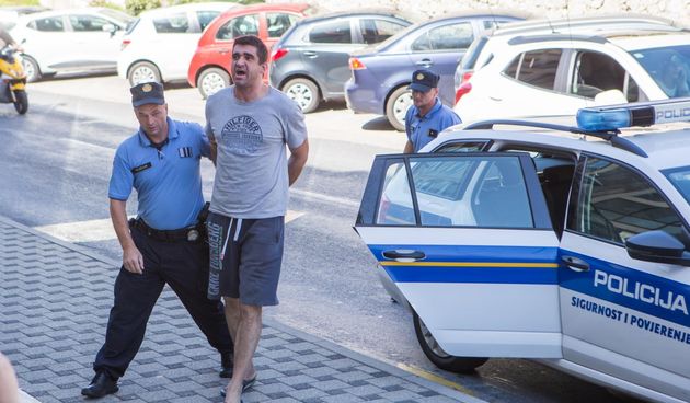 Na Prekrsajni sud priveden je Damir Katanic osumnjicen za oruzanu pljacku stana, a izrazito burno je reagirao na okupljene novinare pred zgradom Suda te ih psovao, vrijedjao, pa cak i pljuvao.