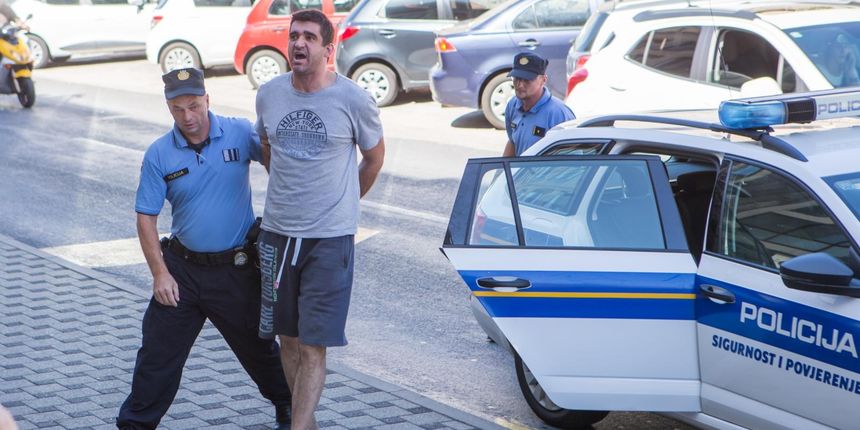 Na Prekrsajni sud priveden je Damir Katanic osumnjicen za oruzanu pljacku stana, a izrazito burno je reagirao na okupljene novinare pred zgradom Suda te ih psovao, vrijedjao, pa cak i pljuvao.