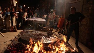 28.07.2013., Benkovac – Benkovacki prisnac je vec odavno puno vise od obicnog jela, autohtona delicija Bukovice i Ravnih kotara, jednostavna, a opet tako dobra. Stoljecima se sprema na ovim prostorima i jedno je od najprepoznatljivijih jela ovoga kraja. 28.07.2013., Benkovac – Benkovacki prisnac je vec odavno puno vise od obicnog jela, autohtona delicija Bukovice i Ravnih kotara, jednostavna, a opet tako dobra. Stoljecima se sprema na ovim prostorima i jedno je od najprepoznatljivijih jela ovoga kraja.