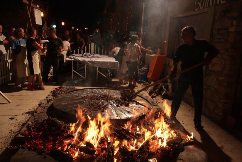 28.07.2013., Benkovac – Benkovacki prisnac je vec odavno puno vise od obicnog jela, autohtona delicija Bukovice i Ravnih kotara, jednostavna, a opet tako dobra. Stoljecima se sprema na ovim prostorima i jedno je od najprepoznatljivijih jela ovoga kraja. 28.07.2013., Benkovac – Benkovacki prisnac je vec odavno puno vise od obicnog jela, autohtona delicija Bukovice i Ravnih kotara, jednostavna, a opet tako dobra. Stoljecima se sprema na ovim prostorima i jedno je od najprepoznatljivijih jela ovoga kraja.