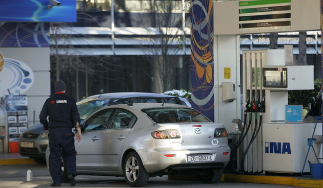Zagreb,141210.
Ina, Miramarska.
Benzin je ponovo poskupio i cijena litre je presla cijenu od devet kuna i tako narasla na dosad najvecu u ovoj godini.
Foto: Ranko Suvar / CROPIX