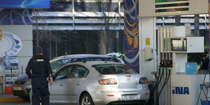 Zagreb,141210.
Ina, Miramarska.
Benzin je ponovo poskupio i cijena litre je presla cijenu od devet kuna i tako narasla na dosad najvecu u ovoj godini.
Foto: Ranko Suvar / CROPIX