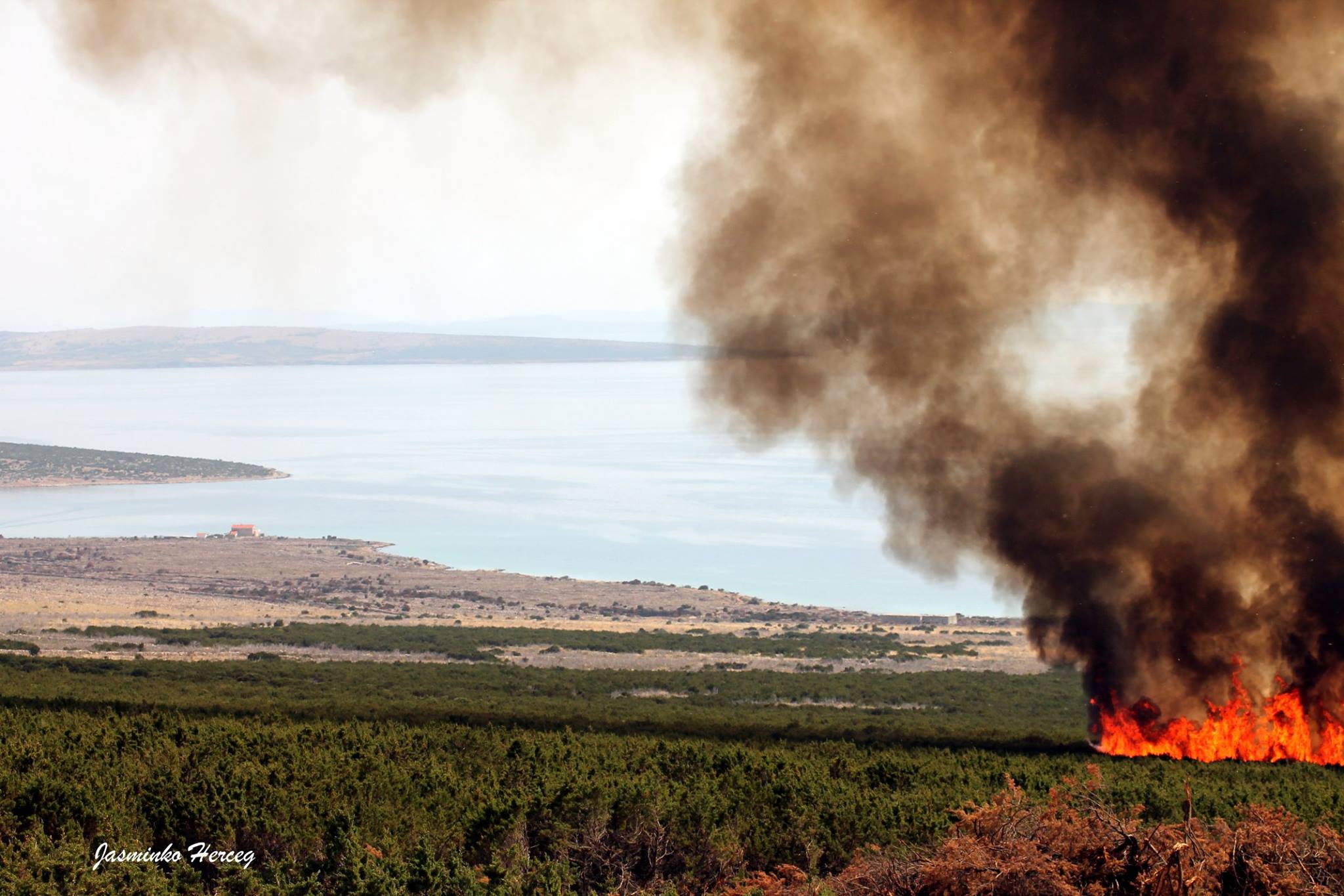 Lokaliziran požar kod Košljuna na otoku Pagu Lokaliziran požar kod Košljuna na otoku Pagu