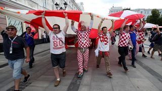 Divovska hrvatska zastava razvijena u centru Nižnji Novgoroda