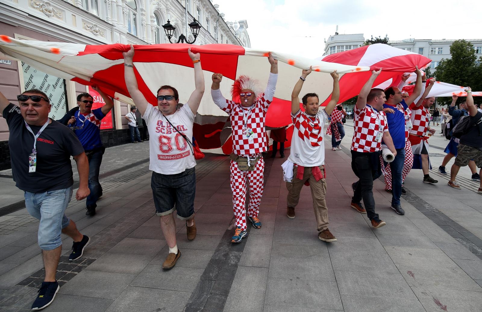 Divovska hrvatska zastava razvijena u centru Nižnji Novgoroda