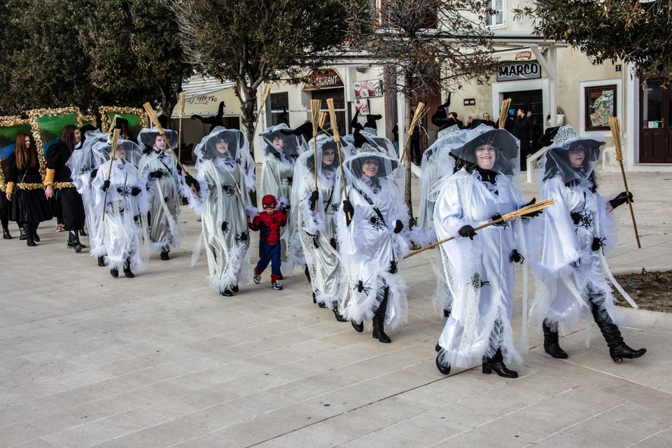 Paški zimski karneval 2017.- Maškarane skupine u karnevalskoj povorci Paški zimski karneval 2017.- Maškarane skupine u karnevalskoj povorci