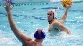 Zadar, 191209.
U Zadru se danas i sutra odrzava kvalifikacijski turnir Kupa Hrvatske u vaterpolu. 
Utakmica izmedju VK Primorje (bijeli) i HVK Mladost (plavo-zuti). 
Na slici: Ivan Sukno iz Juga i Jure Marelja iz Mornara.
Foto: Vladimir Ivanov / CROPIX