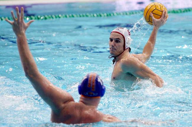 Zadar, 191209.
U Zadru se danas i sutra odrzava kvalifikacijski turnir Kupa Hrvatske u vaterpolu. 
Utakmica izmedju VK Primorje (bijeli) i HVK Mladost (plavo-zuti). 
Na slici: Ivan Sukno iz Juga i Jure Marelja iz Mornara.
Foto: Vladimir Ivanov / CROPIX