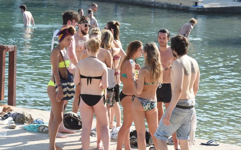 Tisno: Početak Garden Festivala napunio plaže turistima iz cijele Europe, Photo: Hrvoje Jelavic/PIXSELL Tisno: Početak Garden Festivala napunio plaže turistima iz cijele Europe, Photo: Hrvoje Jelavic/PIXSELL