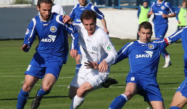 Zadar, 060310.
Stadion Stanovi.
Nogomet, T- Com 1. HNL susret 19. kola Zadar – Karlovac.
Na fotografiji: Ante Puljic, Neven Vukman i Jakov Surac.
Foto: Vladimir Ivanov / CROPIX