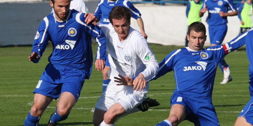 Zadar, 060310.
Stadion Stanovi.
Nogomet, T- Com 1. HNL susret 19. kola Zadar – Karlovac.
Na fotografiji: Ante Puljic, Neven Vukman i Jakov Surac.
Foto: Vladimir Ivanov / CROPIX
