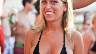 Zrce, Pag, 170812.
Tulumarenje na Zrcu traje danonocno, a najpopularniji su after beach i night party u Aquariusu.
Foto: Goran Telak / CROPIX