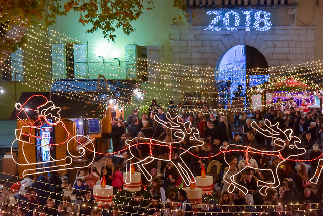 Deset tisuća posjetitelja uživalo u otvorenju Adventa u Zadru- koncertu Ivana Zaka i vatrometu