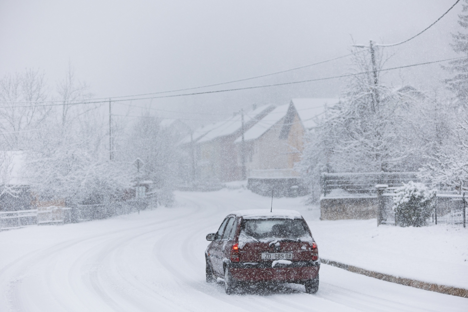 Đir snijegom prekrivenim Gračacom, 25. siječnja 2021. Đir snijegom prekrivenim Gračacom, 25. siječnja 2021.