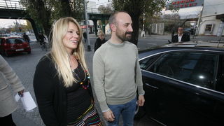 Zagreb, 071110.
Cibonin toranj, Agrokor.
U Zagreb je danas stigao glumac Halit Ergenc poznatiji kao Onur iz sapunice 1001 noc.
Na slici: Halita je ispred Agrokora docekala Iva Todoric.
Foto: Damjan Tadic / CROPIX Zagreb, 071110.
Cibonin toranj, Agrokor.
U Zagreb je danas stigao glumac Halit Ergenc poznatiji kao Onur iz sapunice 1001 noc.
Na slici: Halita je ispred Agrokora docekala Iva Todoric.
Foto: Damjan Tadic / CROPIX