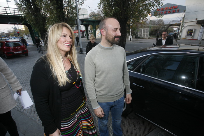 Zagreb, 071110.
Cibonin toranj, Agrokor.
U Zagreb je danas stigao glumac Halit Ergenc poznatiji kao Onur iz sapunice 1001 noc.
Na slici: Halita je ispred Agrokora docekala Iva Todoric.
Foto: Damjan Tadic / CROPIX Zagreb, 071110.
Cibonin toranj, Agrokor.
U Zagreb je danas stigao glumac Halit Ergenc poznatiji kao Onur iz sapunice 1001 noc.
Na slici: Halita je ispred Agrokora docekala Iva Todoric.
Foto: Damjan Tadic / CROPIX