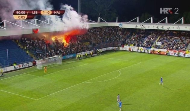 Navijači Hajduka u Liberecu. Screenshot: HRT