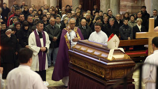 Brojni su Zadrani dosli odati pocast preminulom nadbiskupu . Foto : Vladimir Ivanov /CROPIX