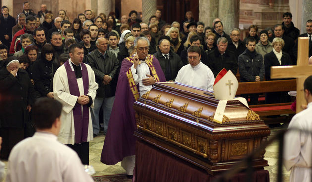Brojni su Zadrani dosli odati pocast preminulom nadbiskupu . Foto : Vladimir Ivanov /CROPIX