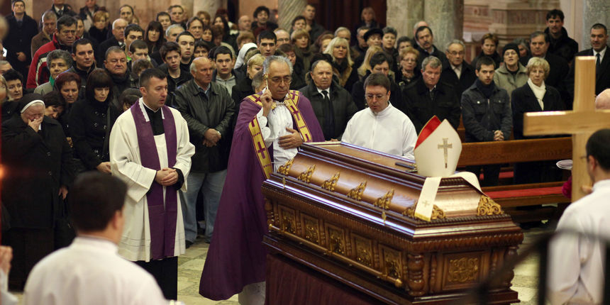Brojni su Zadrani dosli odati pocast preminulom nadbiskupu . Foto : Vladimir Ivanov /CROPIX
